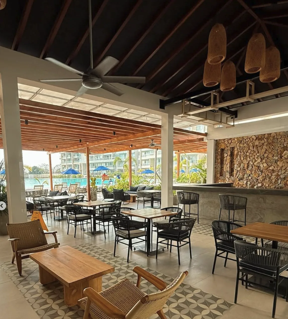 Render del desarrollador de un restaurante con pérgola