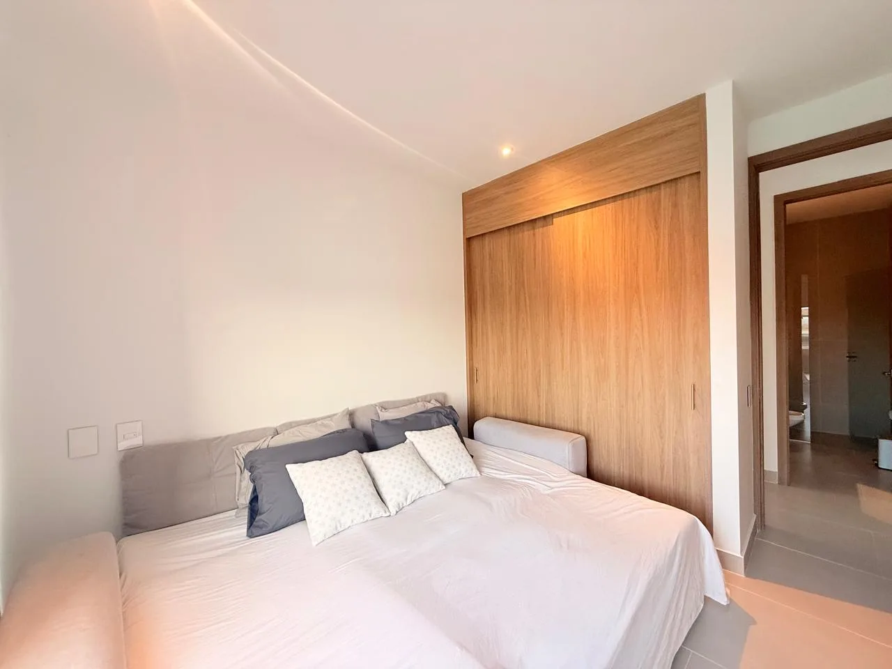 Segunda habitación con clóset de madera